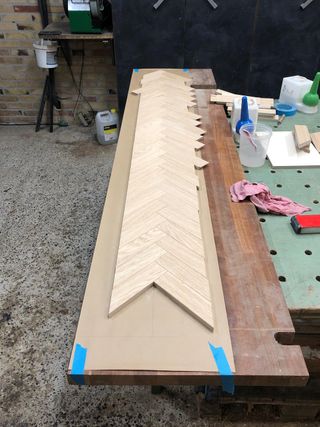 Eine besondere Dobbelflügeltür in Fischgrätmuster