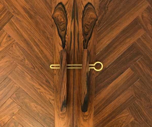 Eine besondere Dobbelflügeltür in Fischgrätmuster