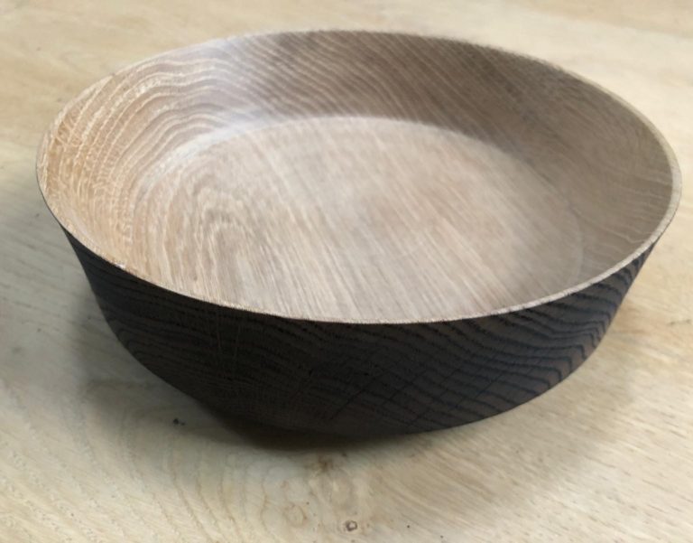 Drechselschale Schlichte Eiche Holzschale mit Shou Sugi Ban Außenseite.