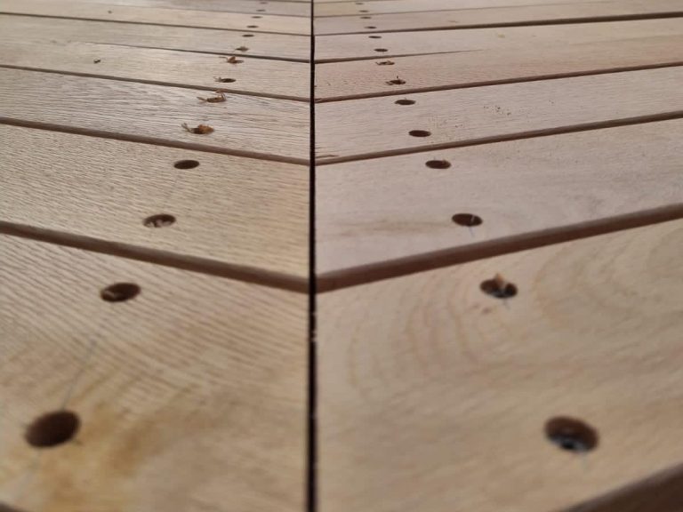 Eiche Terrasse Terrasse in Eiche mit Löchern für Holzstopfen
